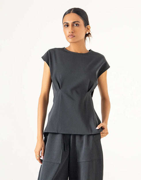 SLEEVESLESS FITTED BLOUSE